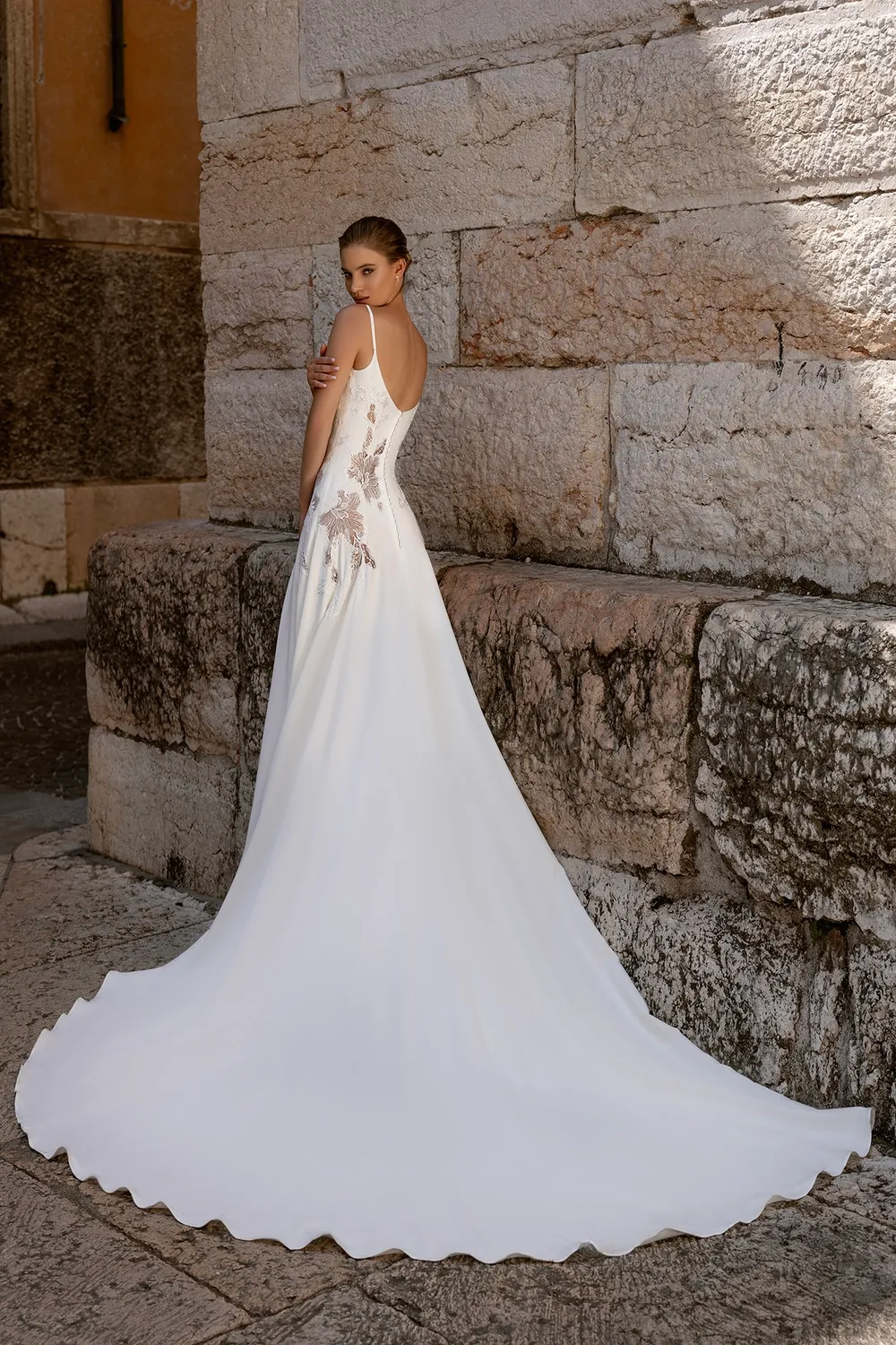 Bella by Eglantine BEL22420 brudekjole standardmodel