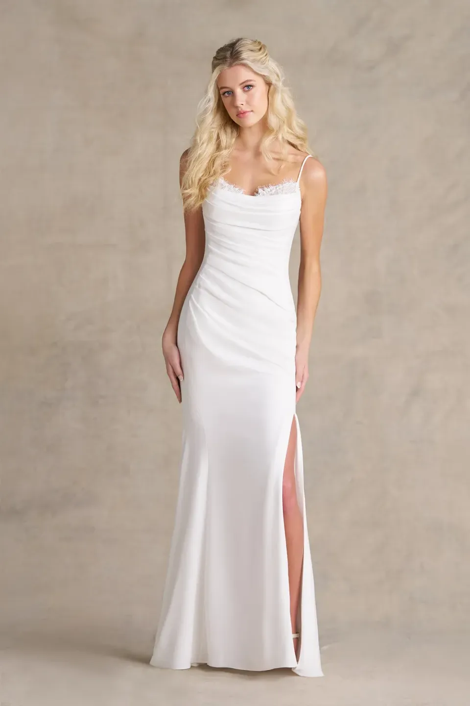 Allure Bridal Romance R3973 brudekjole Ivory slids