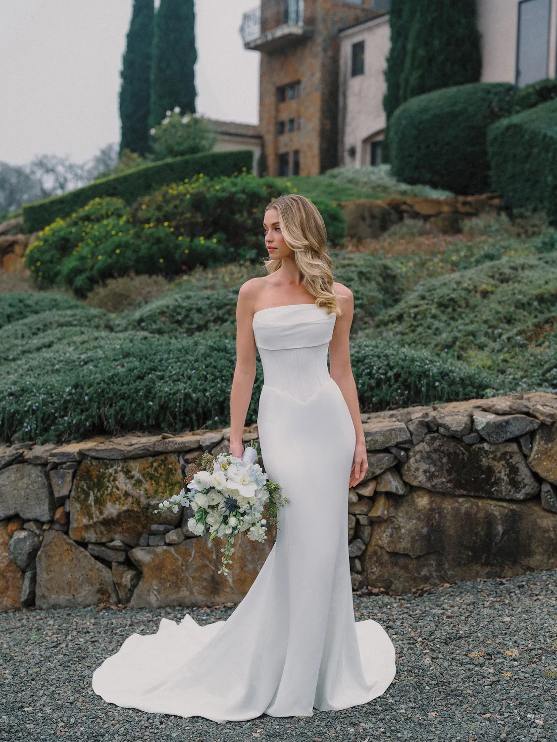 Allure Bridal A1496 brudekjole ivory i crepe med basque-talje