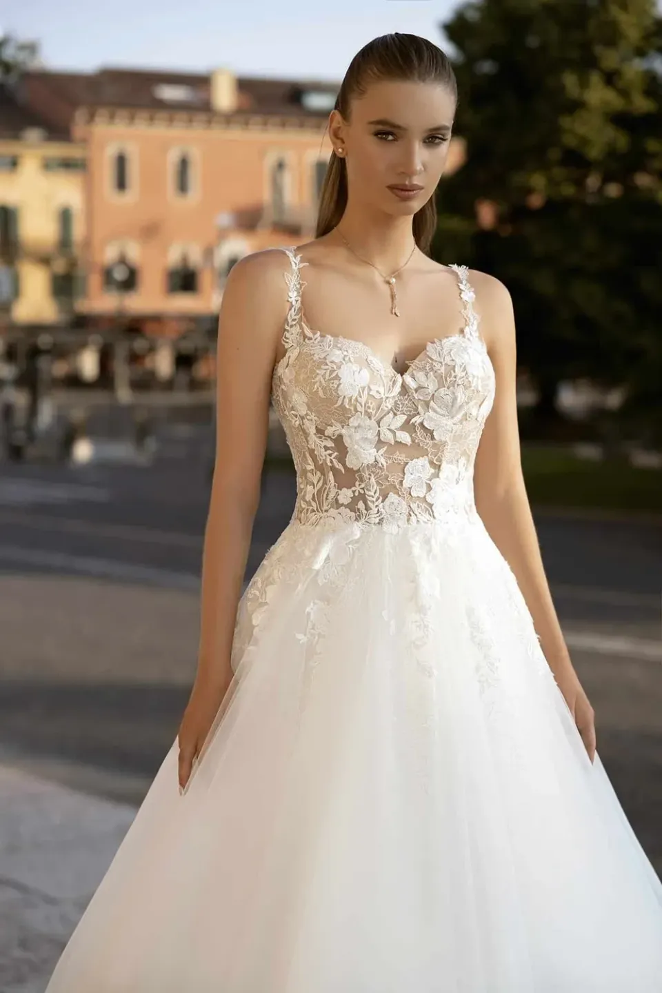 Bella by Eglantine BEL22411 brudekjole fin