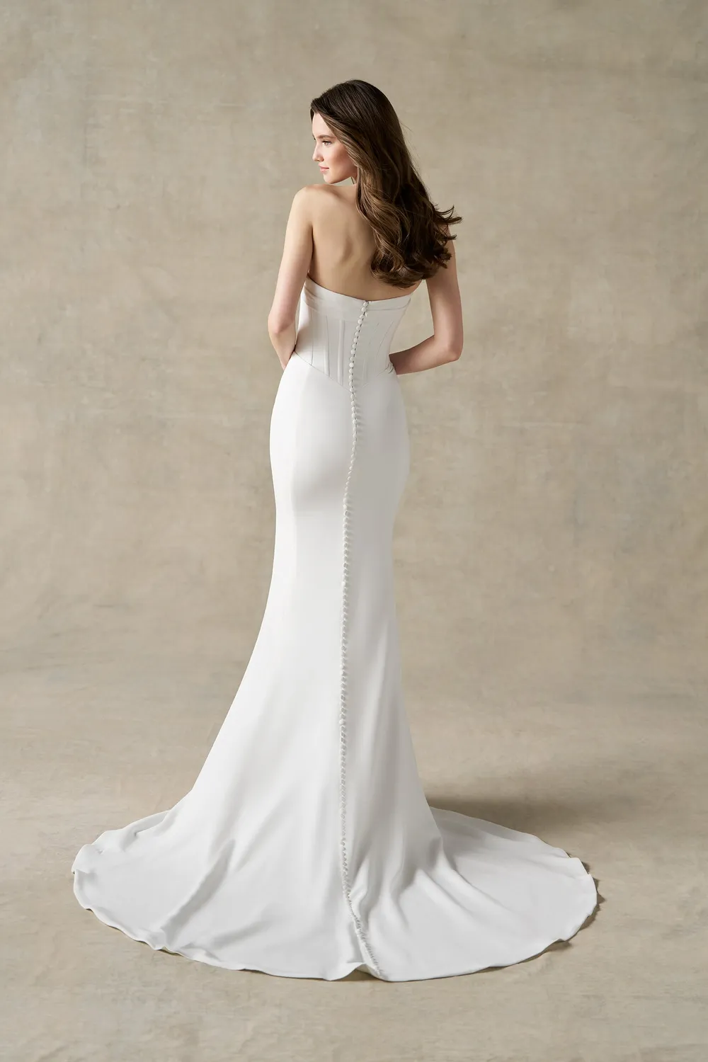 Allure Bridal A1496 brudekjole ivory i crepe med basque-talje