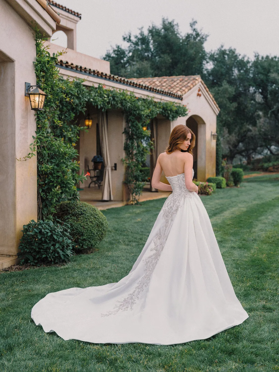 Allure Bridals A1490 Mikado ballgown Ivory sølvbroderi korset