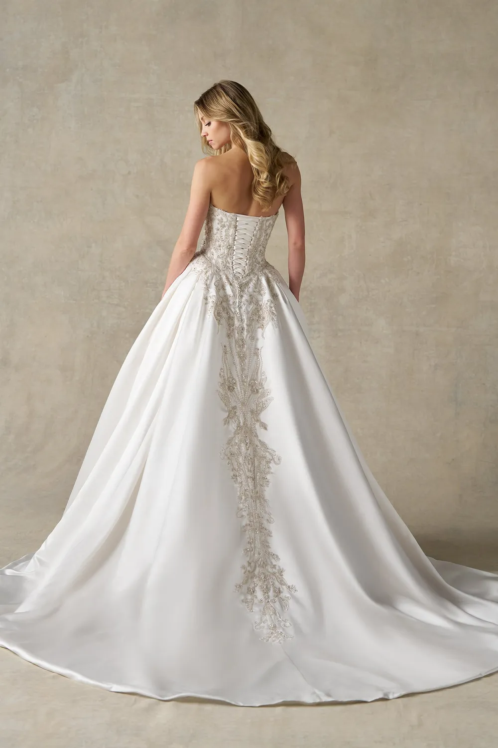 Allure Bridals A1490 Mikado ballgown Ivory sølvbroderi korset