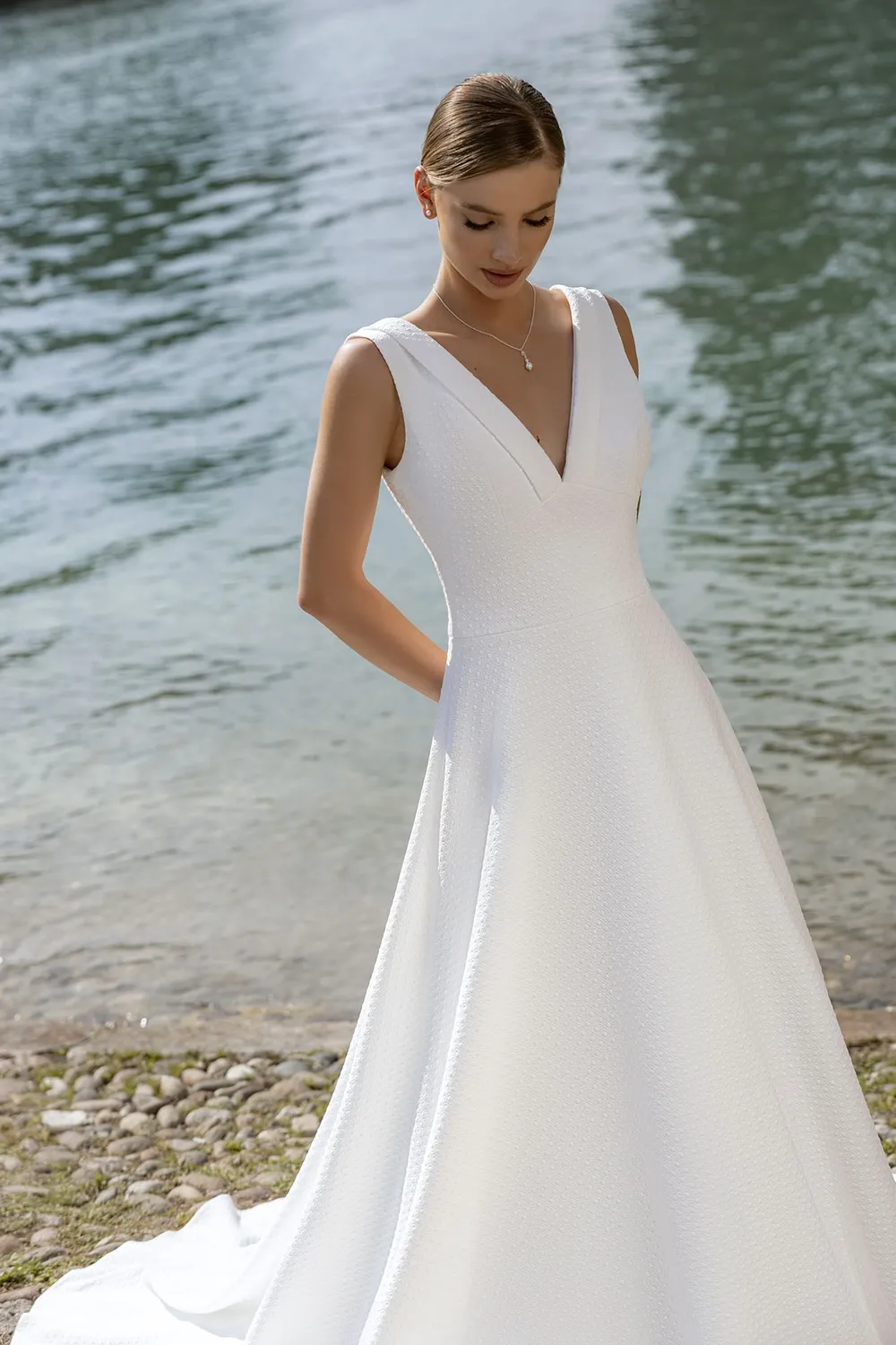 Bella by Eglantine BEL22437 brudekjole standardmodel