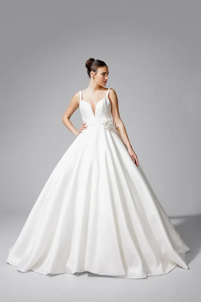 Bella by Eglantine BEL22733 brudekjole mikado med blomsterbælte