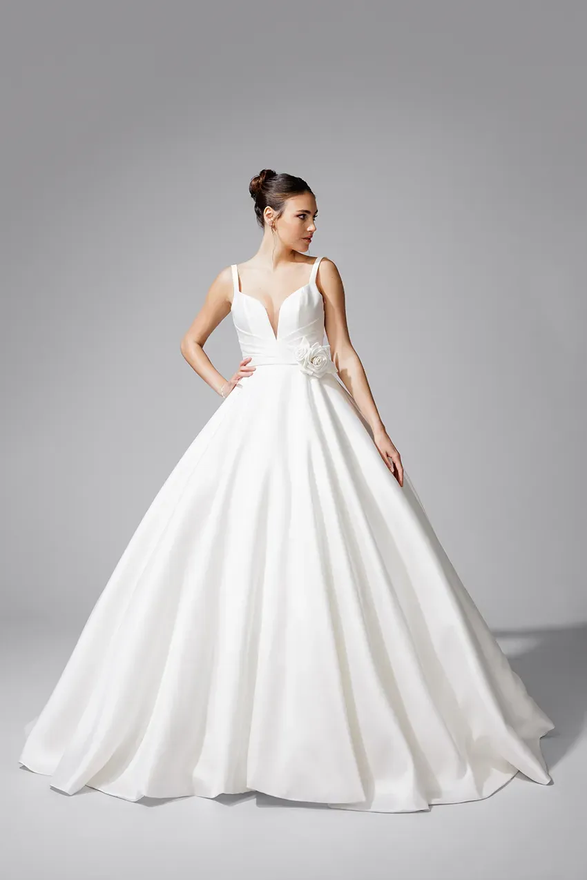 Bella by Eglantine BEL22733 brudekjole mikado med blomsterbælte