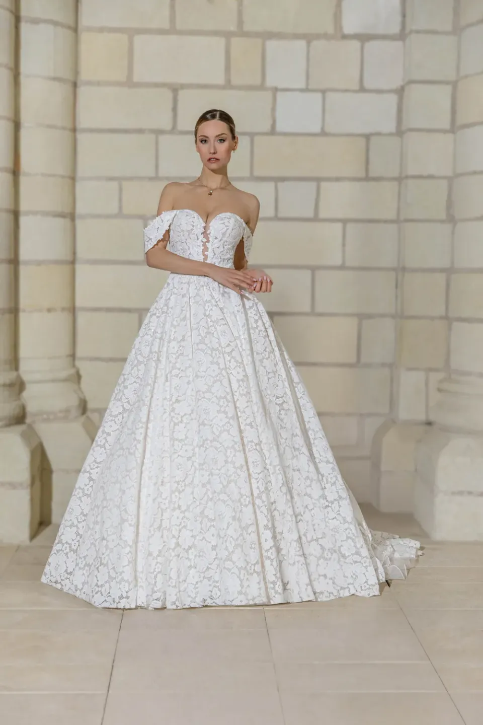 Bella by Eglantine BEL22606 brudekjole til bryllup