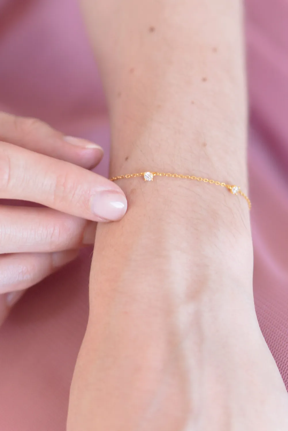 Sanna Lindström Lycklig armbånd gold med guldfarvet finish