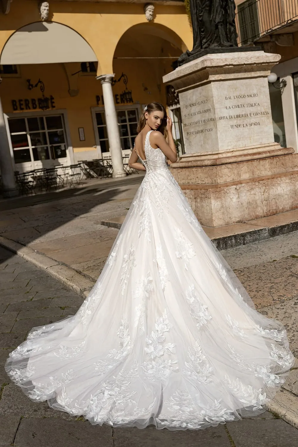 Bella by Eglantine BEL22427 brudekjole