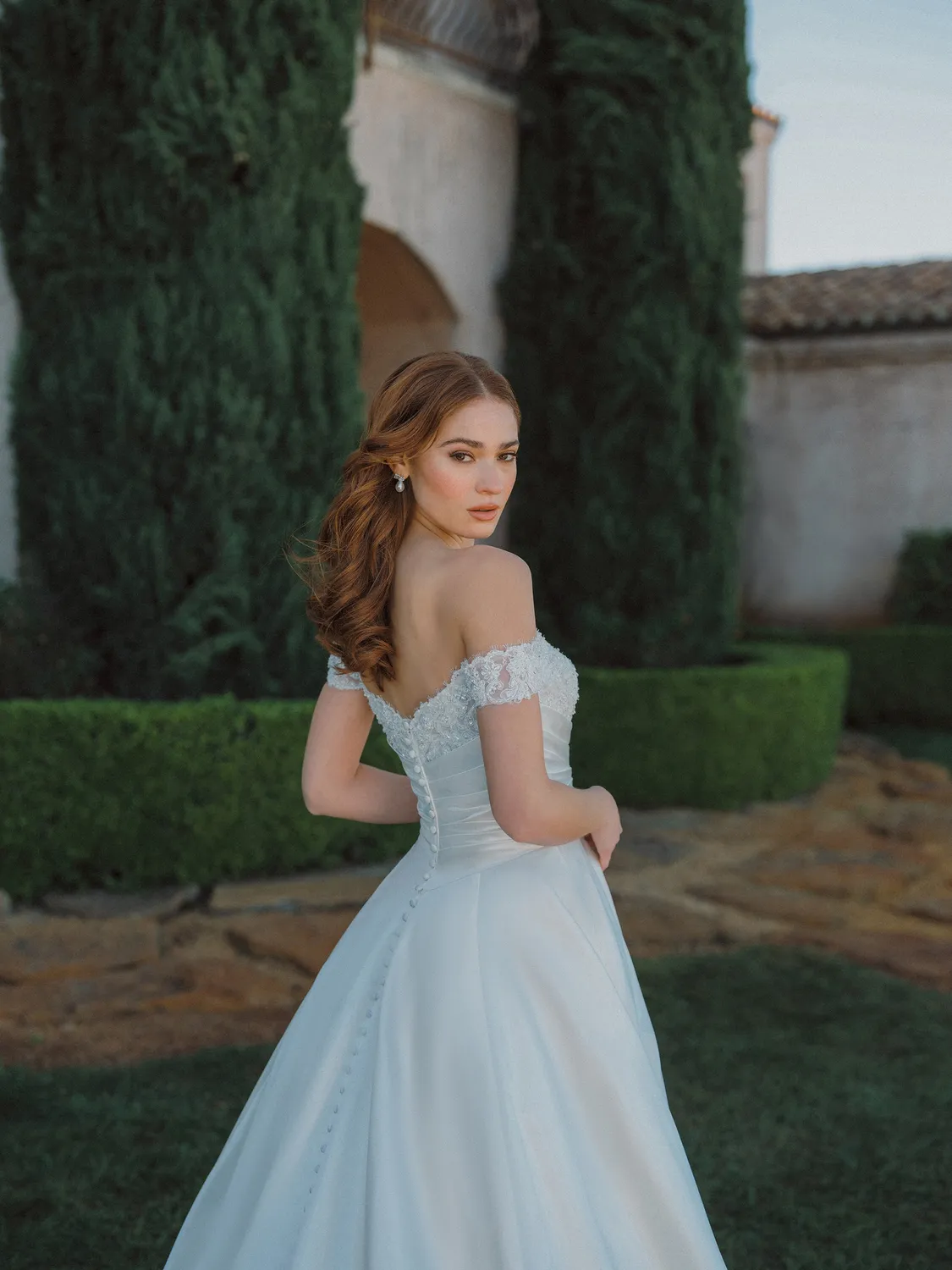 Allure Bridals A1479 brudekjole Ivory/Nude satin ballgown