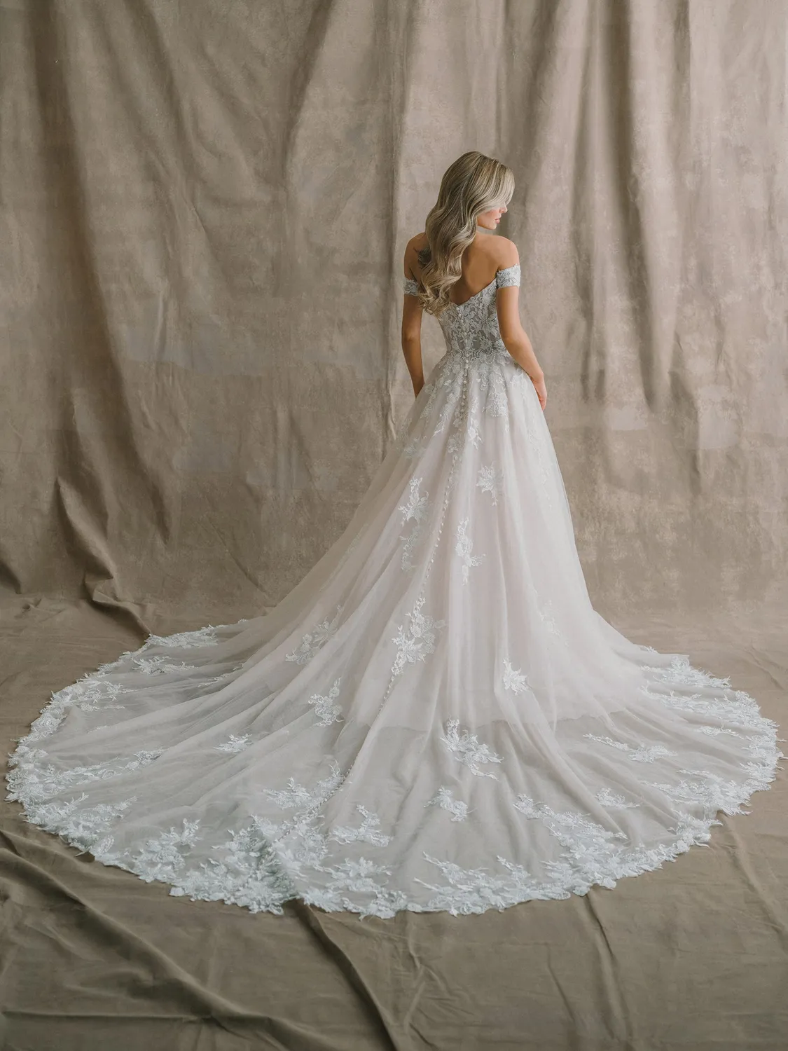 Allure Bridal Abella E607 Audrey brudekjole Desert Champagne perleblonde