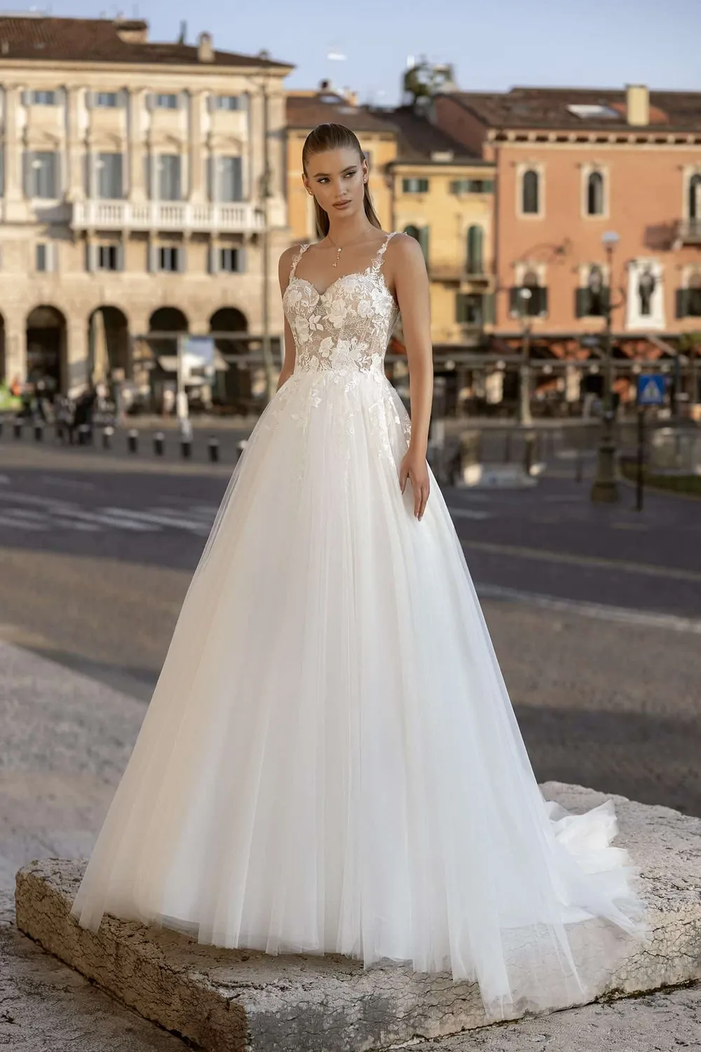 Bella by Eglantine BEL22411 brudekjole fin