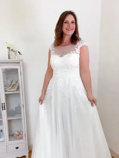 Sanna Lindström Vanessa A-linje brudekjole str. 48 og 58 med blonde