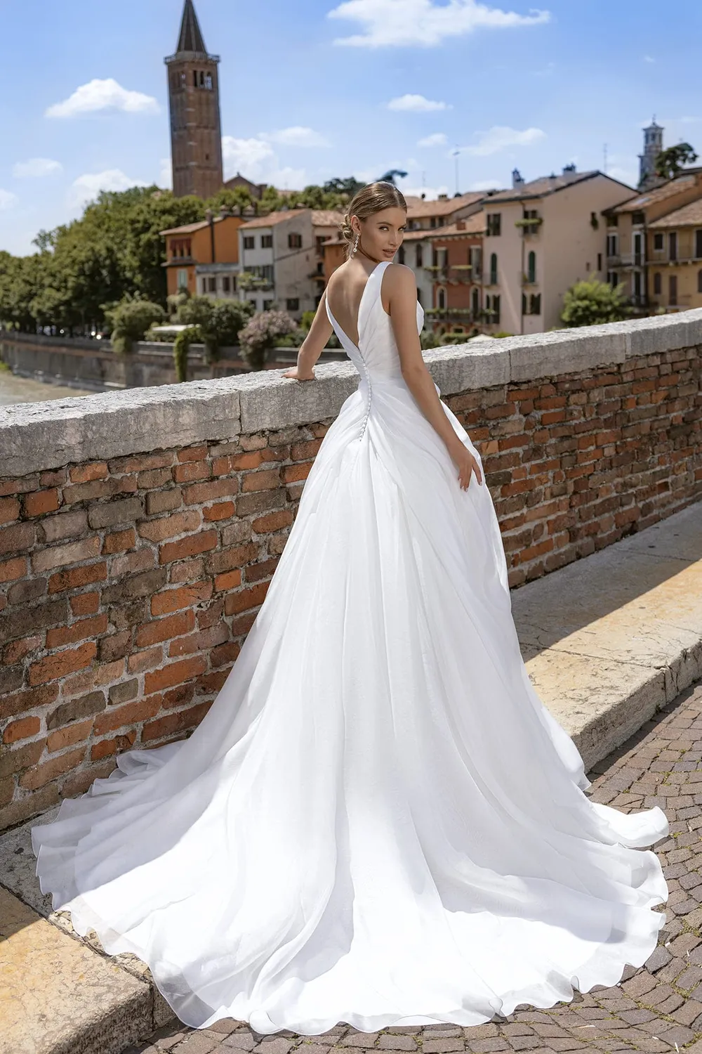 Bella by Eglantine BEL22432 brudekjole til bryllup