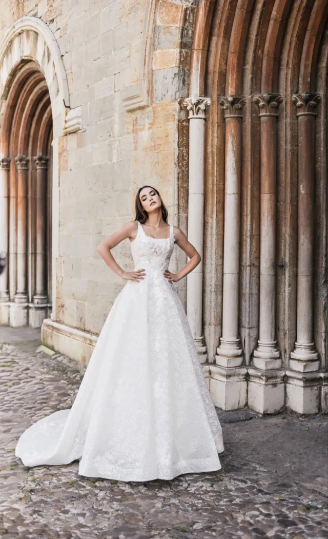 Bella by Eglantine BEL22537 brudekjole elegant model
