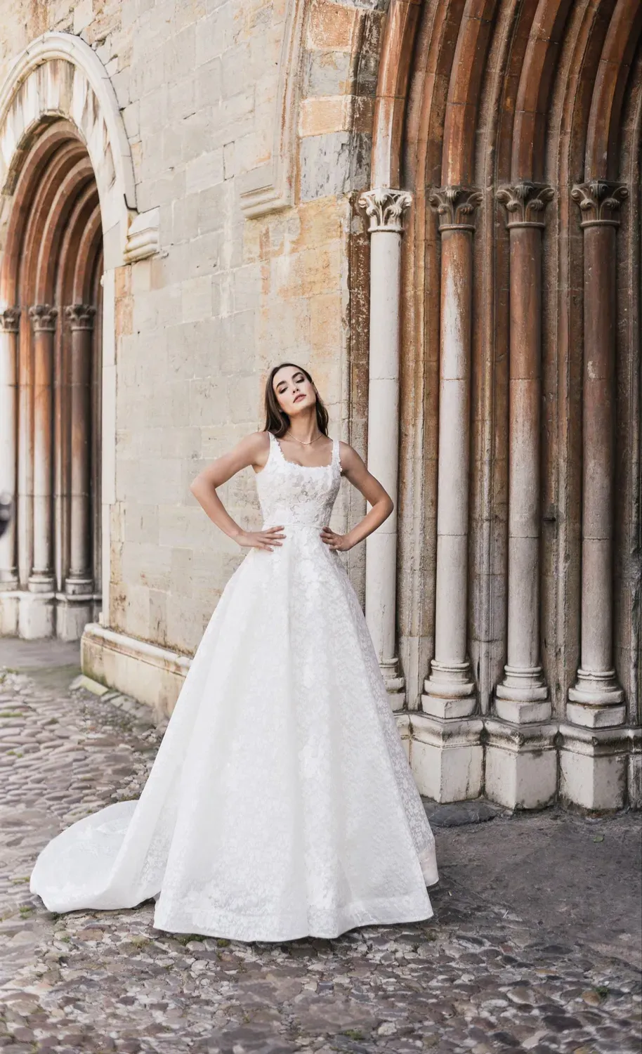 Bella by Eglantine BEL22537 brudekjole elegant model