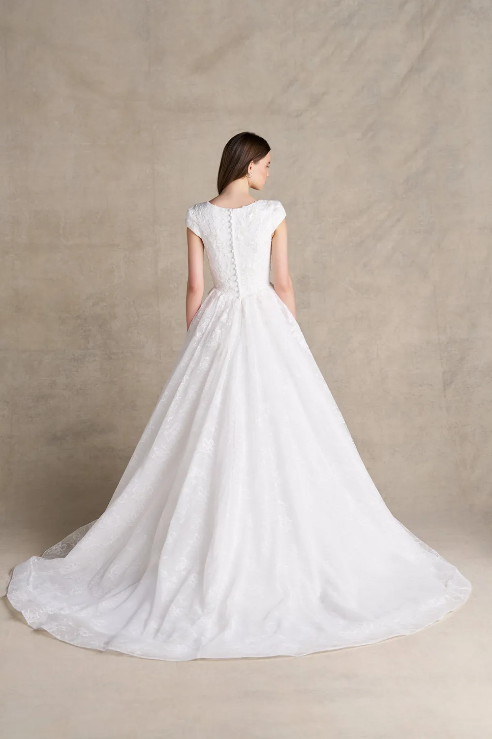 Allure Modest M808NC A-line brudekjole i ivory blonde