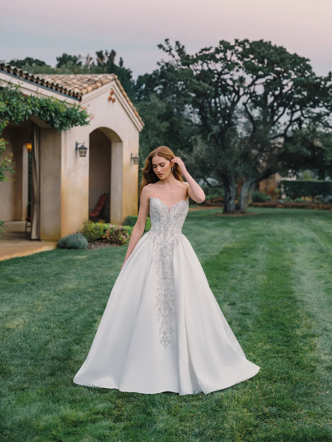 Allure Bridals A1490 Mikado ballgown Ivory sølvbroderi korset
