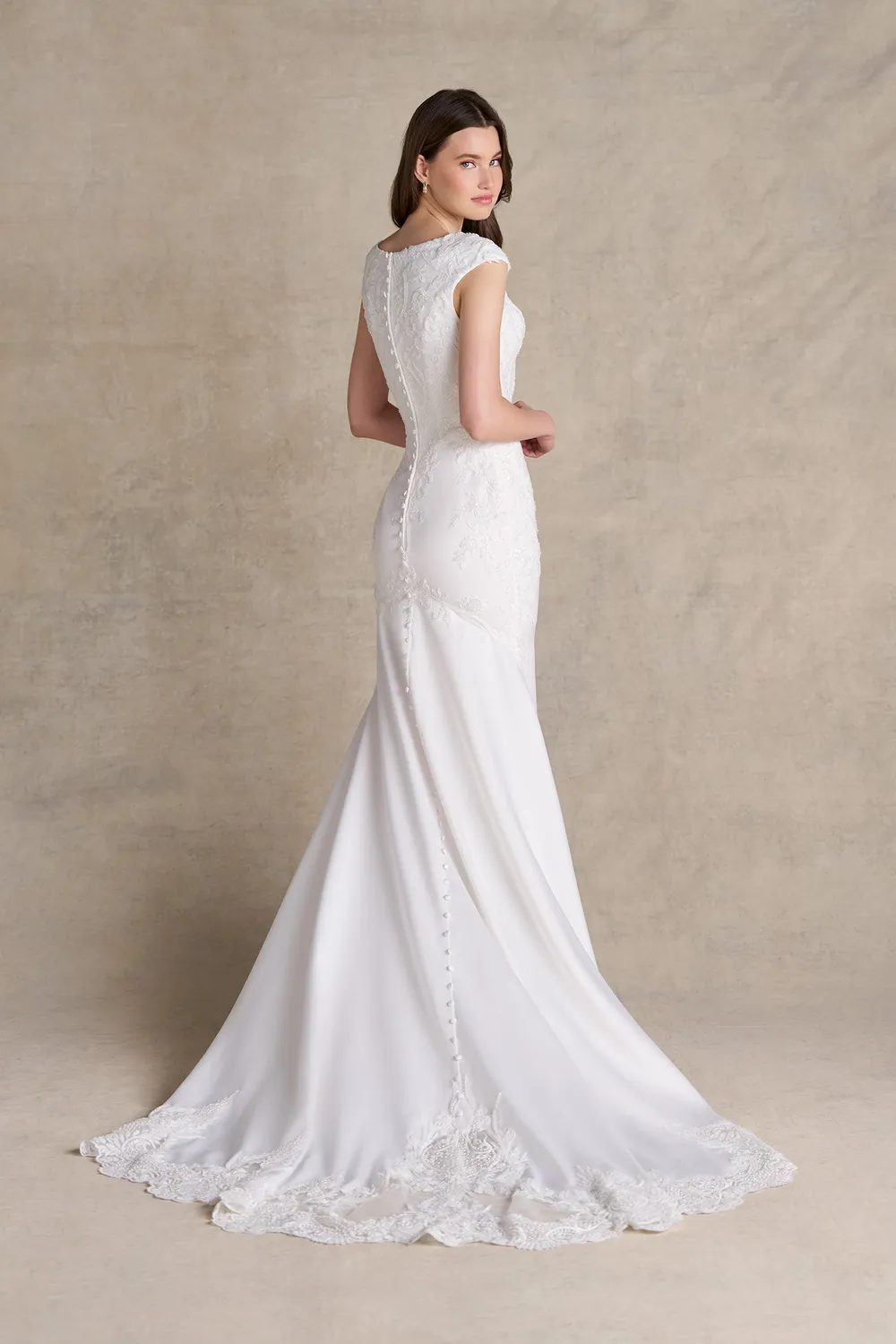 Allure Bridal M806NC brudekjole ivory satin korte ærmer