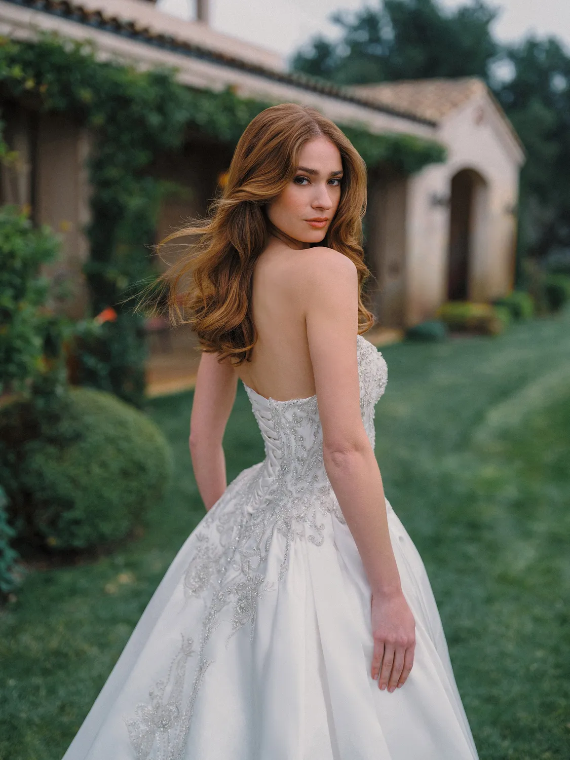 Allure Bridals A1490 Mikado ballgown Ivory sølvbroderi korset