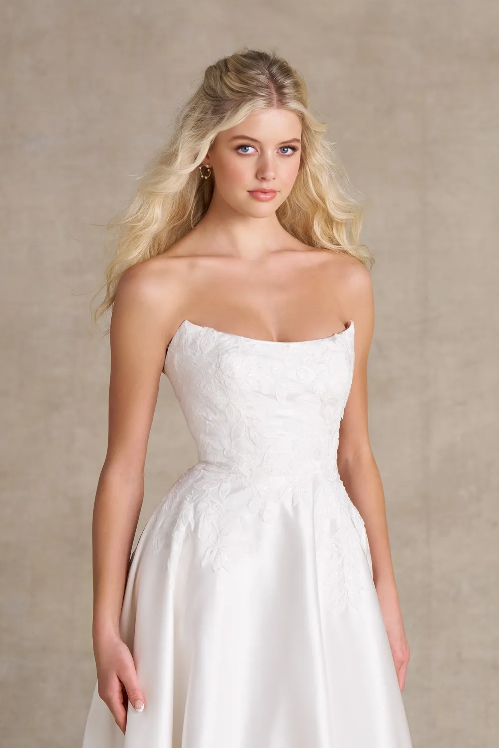 Allure Romance R3984 brudekjole ivory satin sløjfe