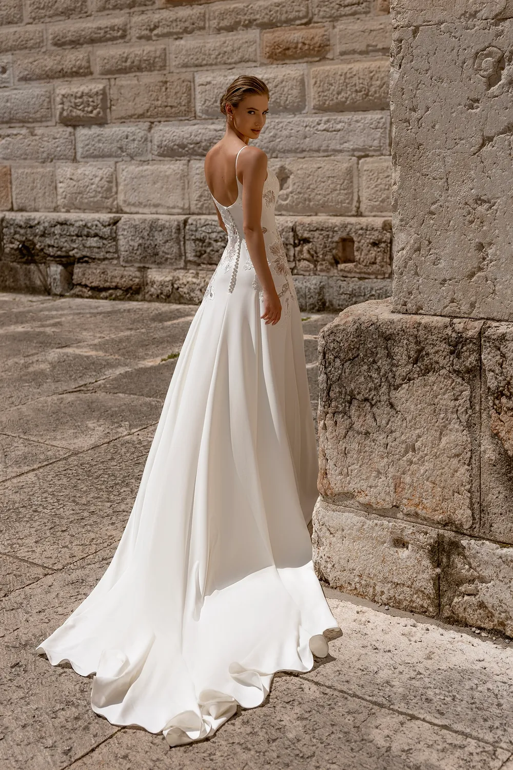 Bella by Eglantine BEL22420 brudekjole standardmodel