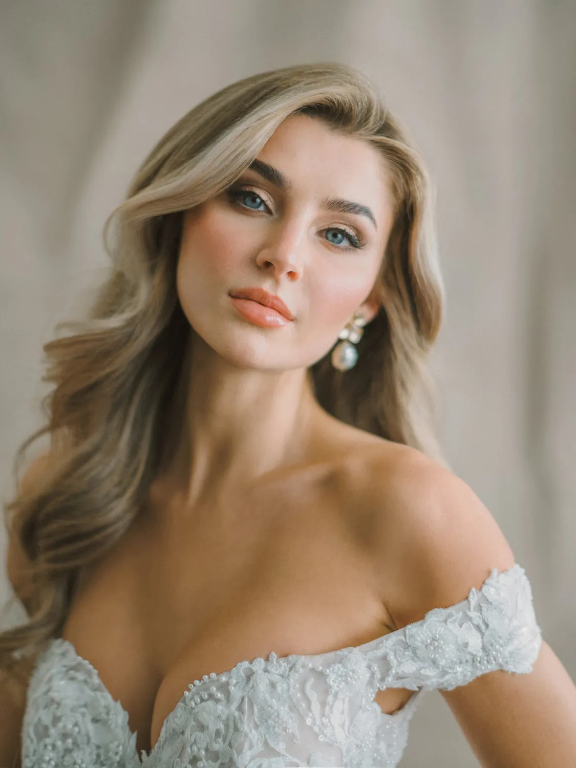 Allure Bridal Abella E607 Audrey brudekjole Desert Champagne perleblonde