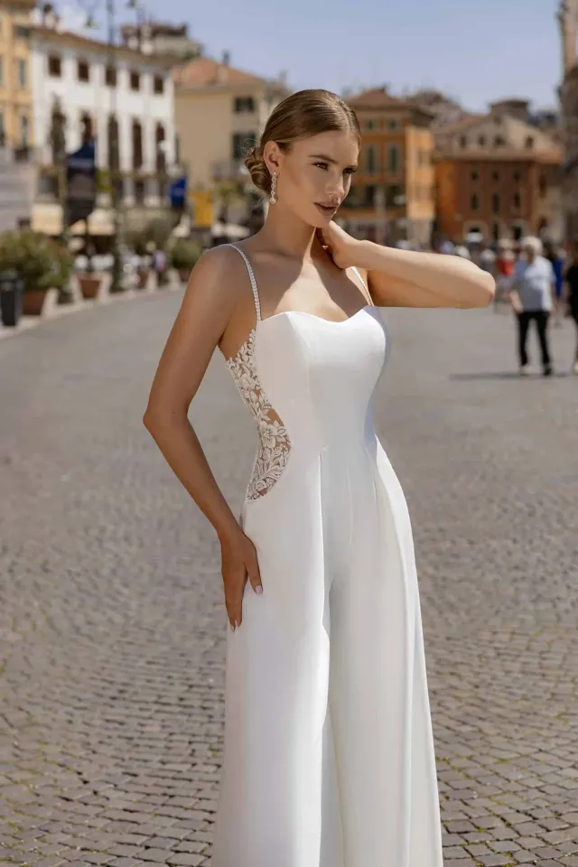 Bella by Eglantine BEL22408 brudekjole tidløs