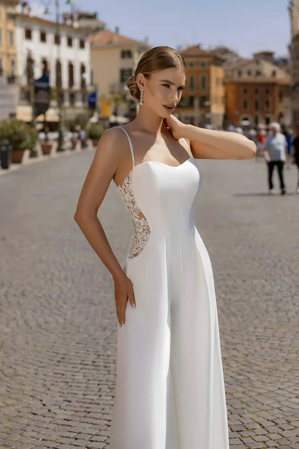 Bella by Eglantine BEL22408 brudekjole tidløs