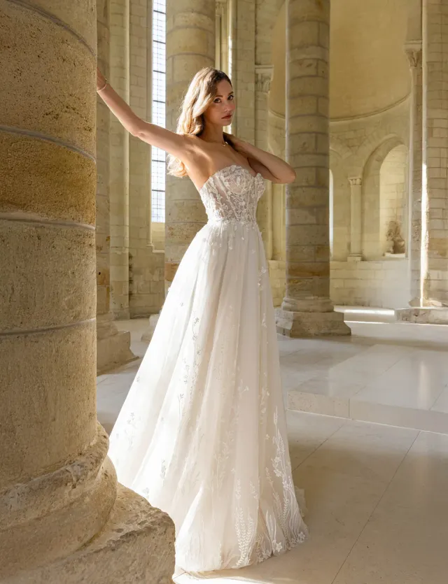 Bella by Eglantine BEL22625 brudekjole