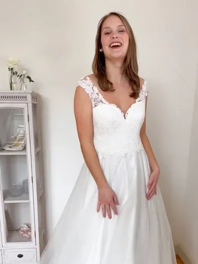 Sanna Lindström Melissa brudekjole str. 40 med brede stropper og blonde
