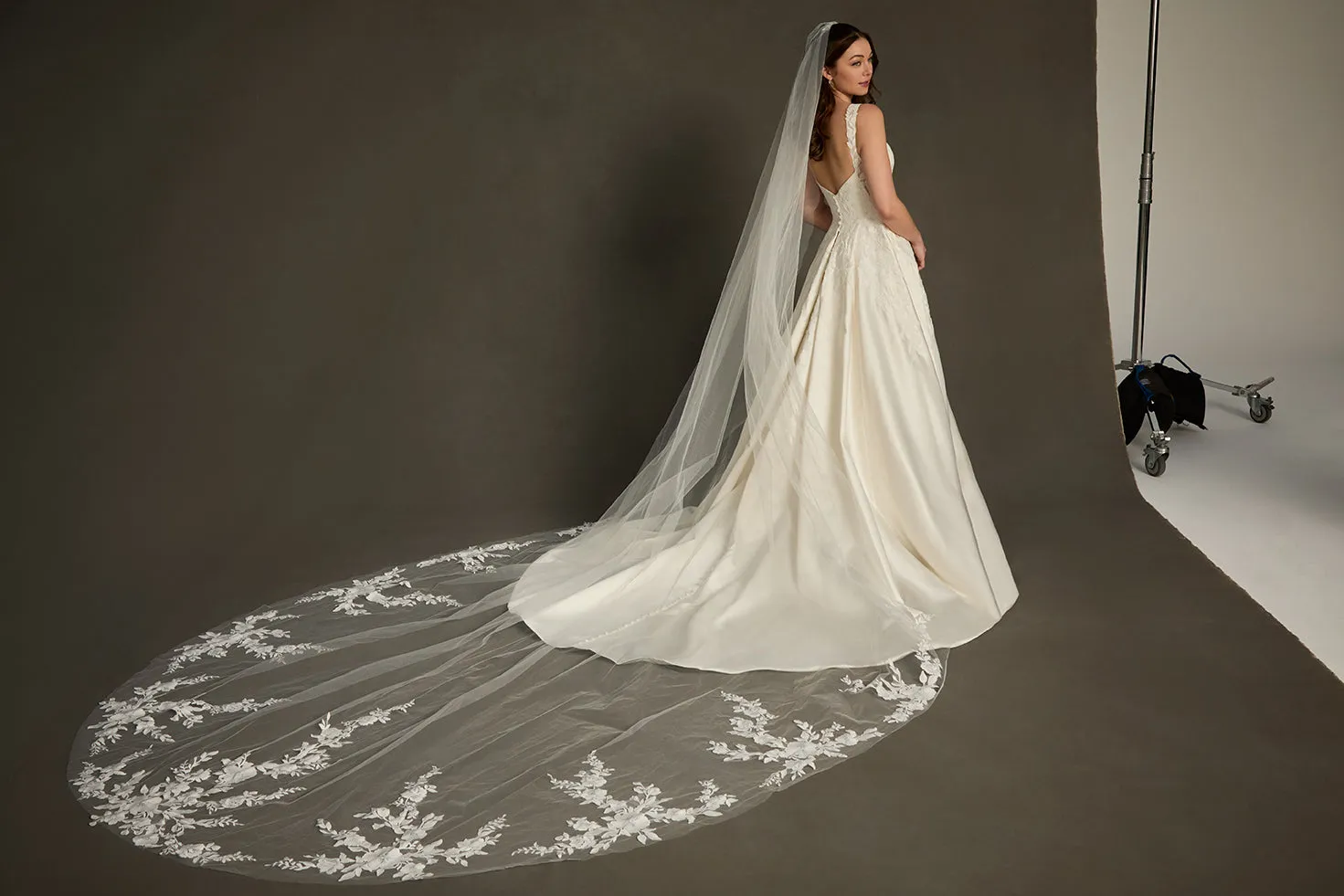 Allure Bridal V092C katedralslør ivory med blonde