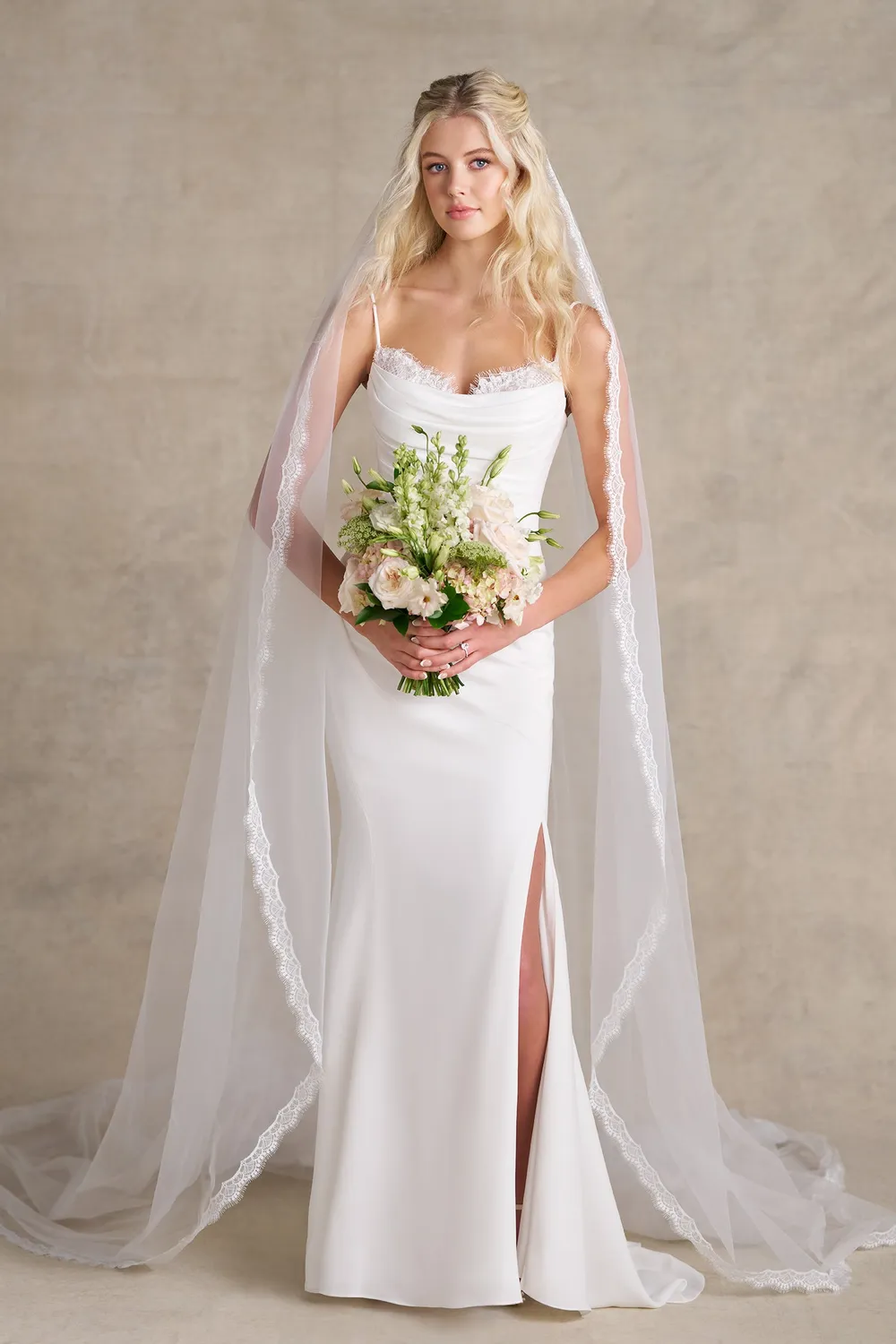 Allure Bridal Romance R3973 brudekjole Ivory slids