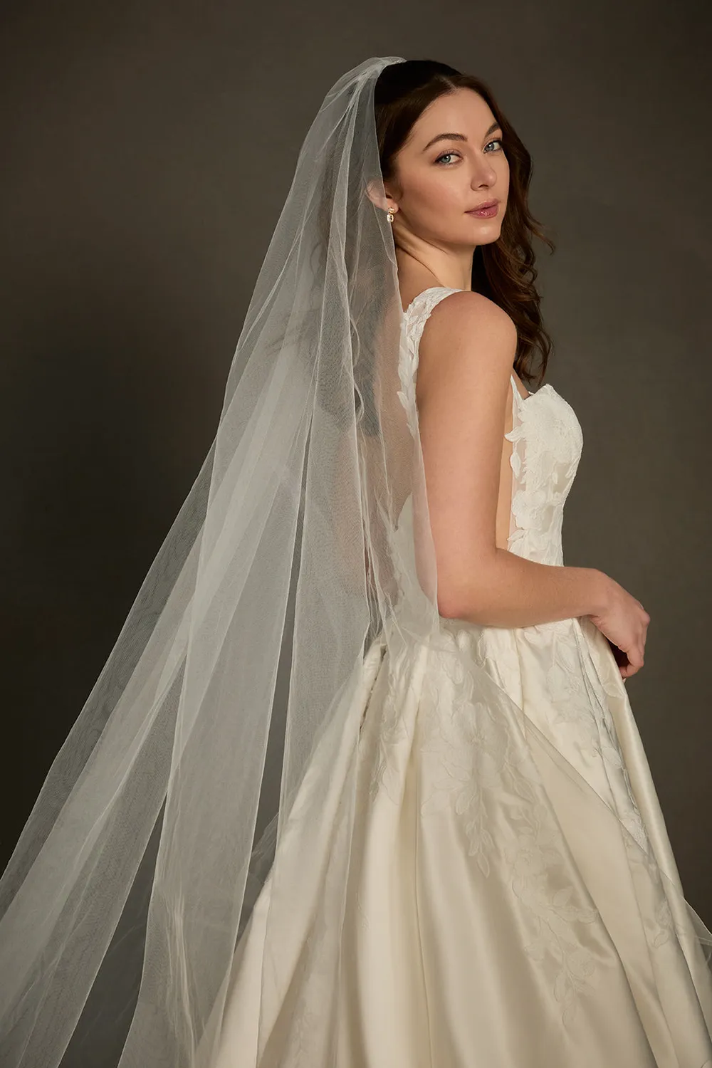 Allure Bridal V092C katedralslør ivory med blonde