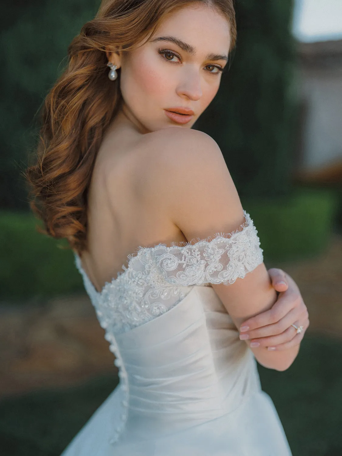 Allure Bridals A1479 brudekjole Ivory/Nude satin ballgown