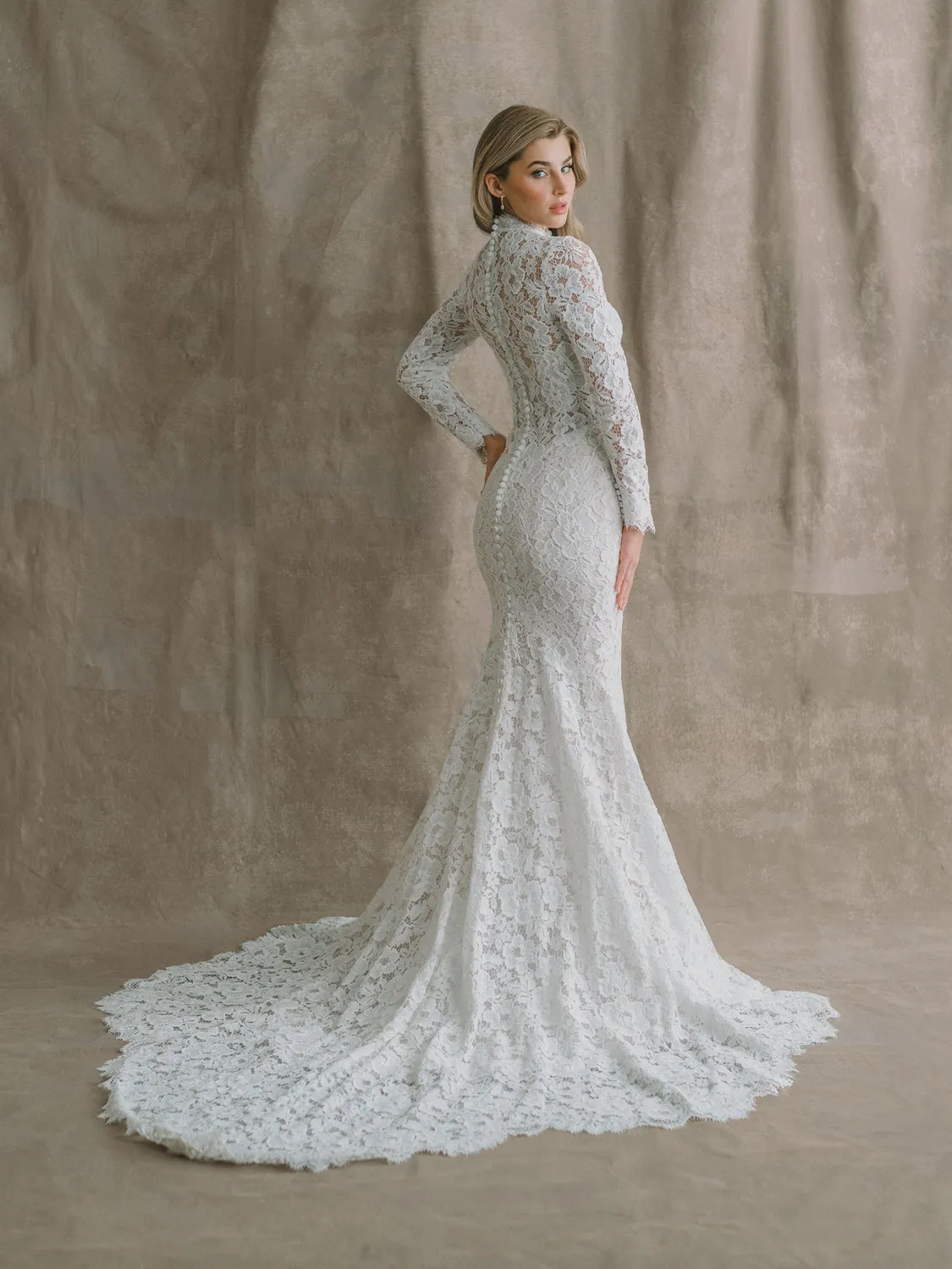 Allure Bridal E624 - Claire Austin brudekjole Nude/Ivory blonde lange ærmer