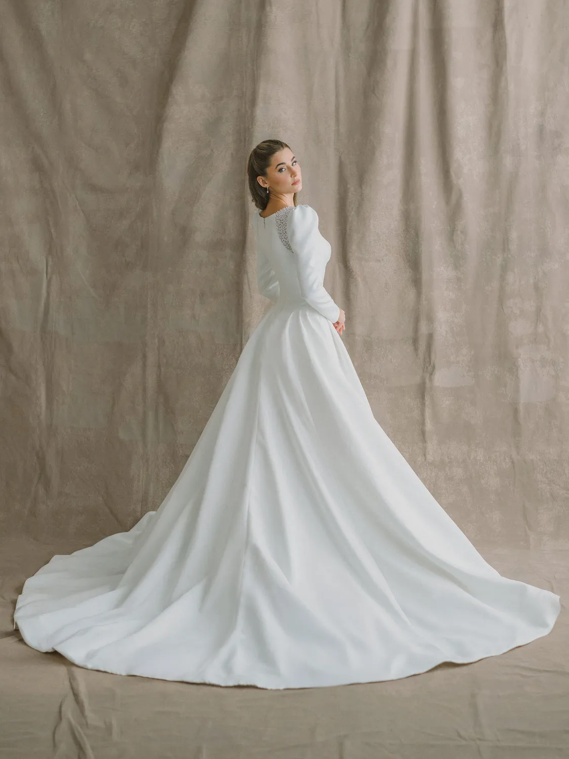 Allure Bridal Abella E603NC Genevieve brudekjole Ivory højhals