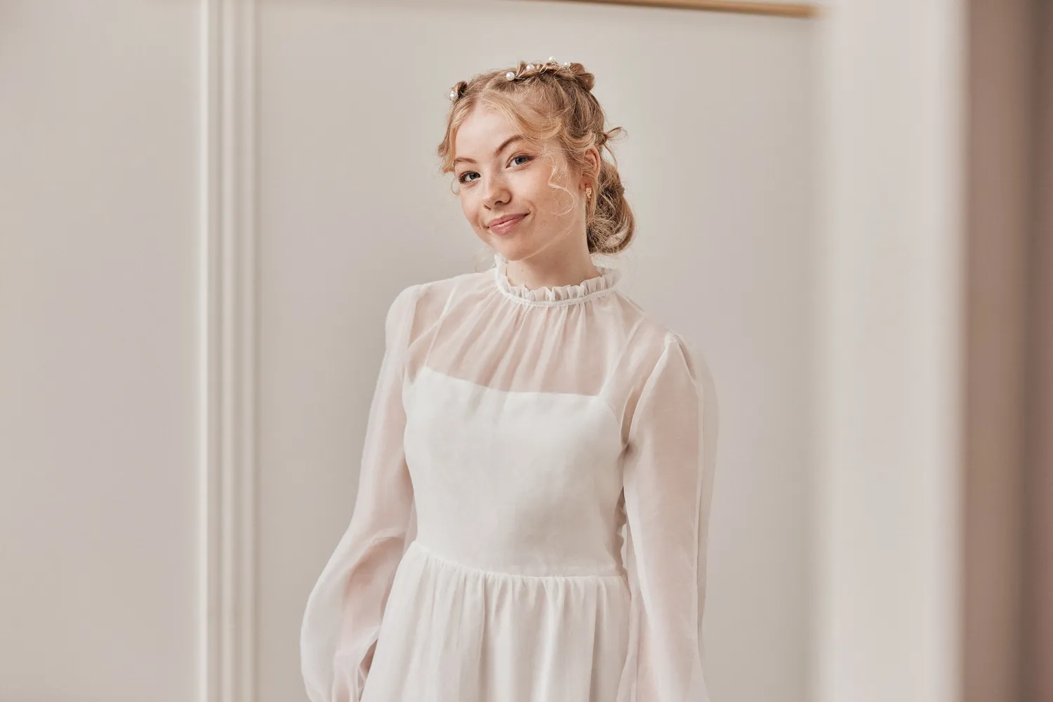 Panayotis Ayla konfirmationskjole chiffonærmer hvid