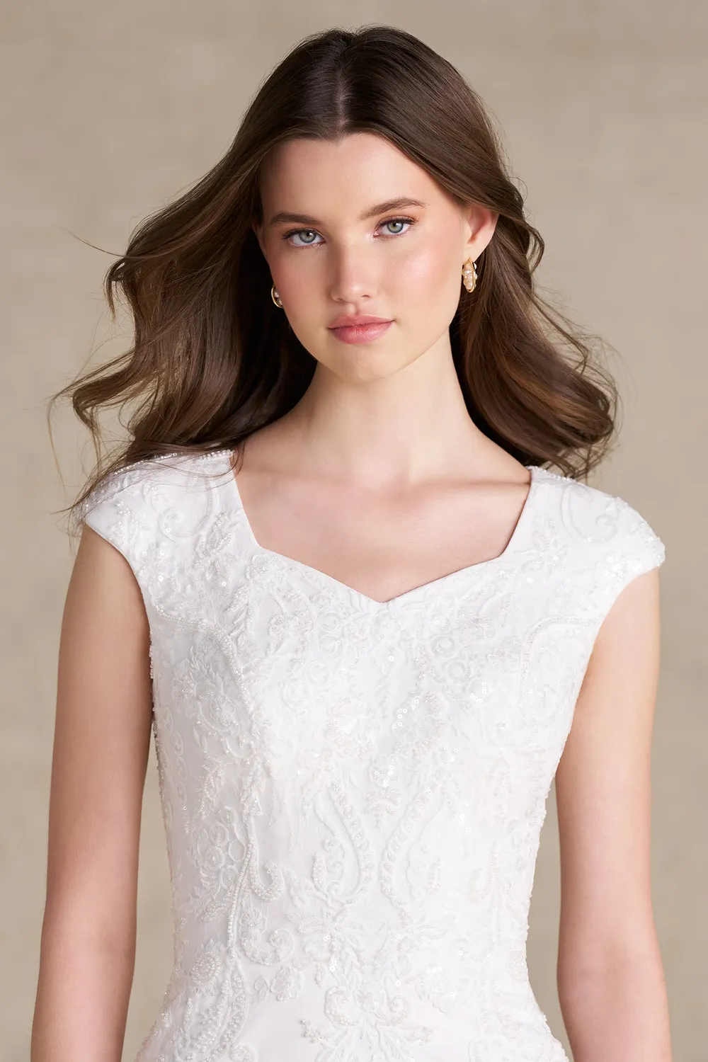 Allure Bridal M806NC brudekjole ivory satin korte ærmer