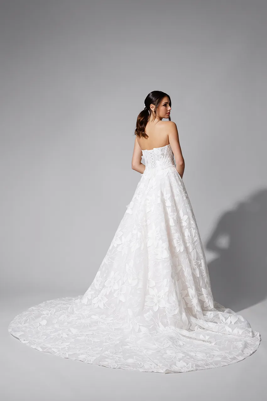 Bella by Eglantine BEL22728 brudekjole ivory 3D-blomster