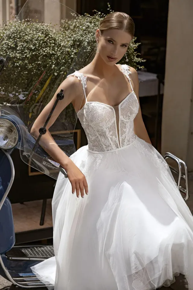 Bella by Eglantine BEL22409 brudekjole til bryllup