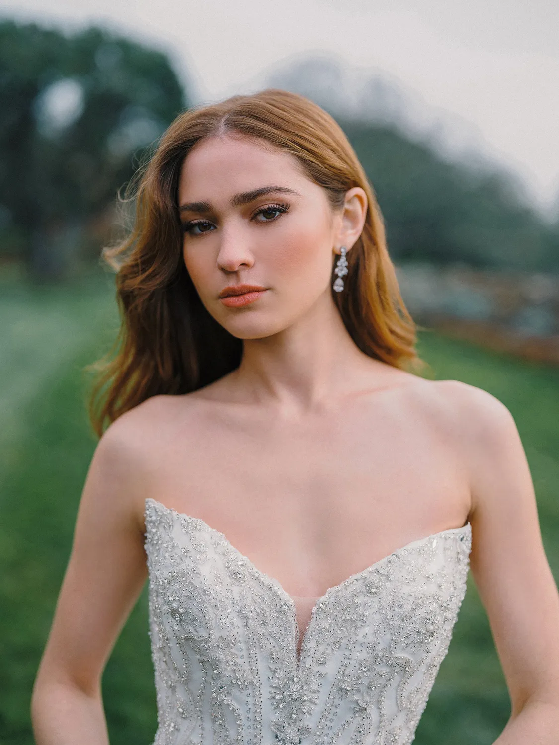 Allure Bridals A1490 Mikado ballgown Ivory sølvbroderi korset