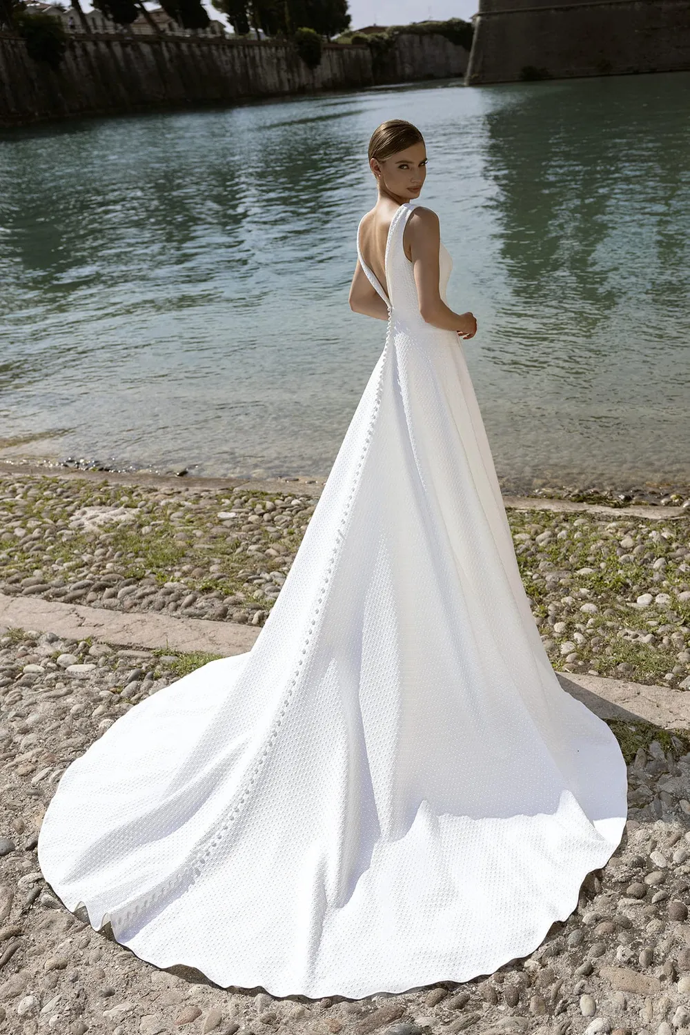 Bella by Eglantine BEL22437 brudekjole standardmodel