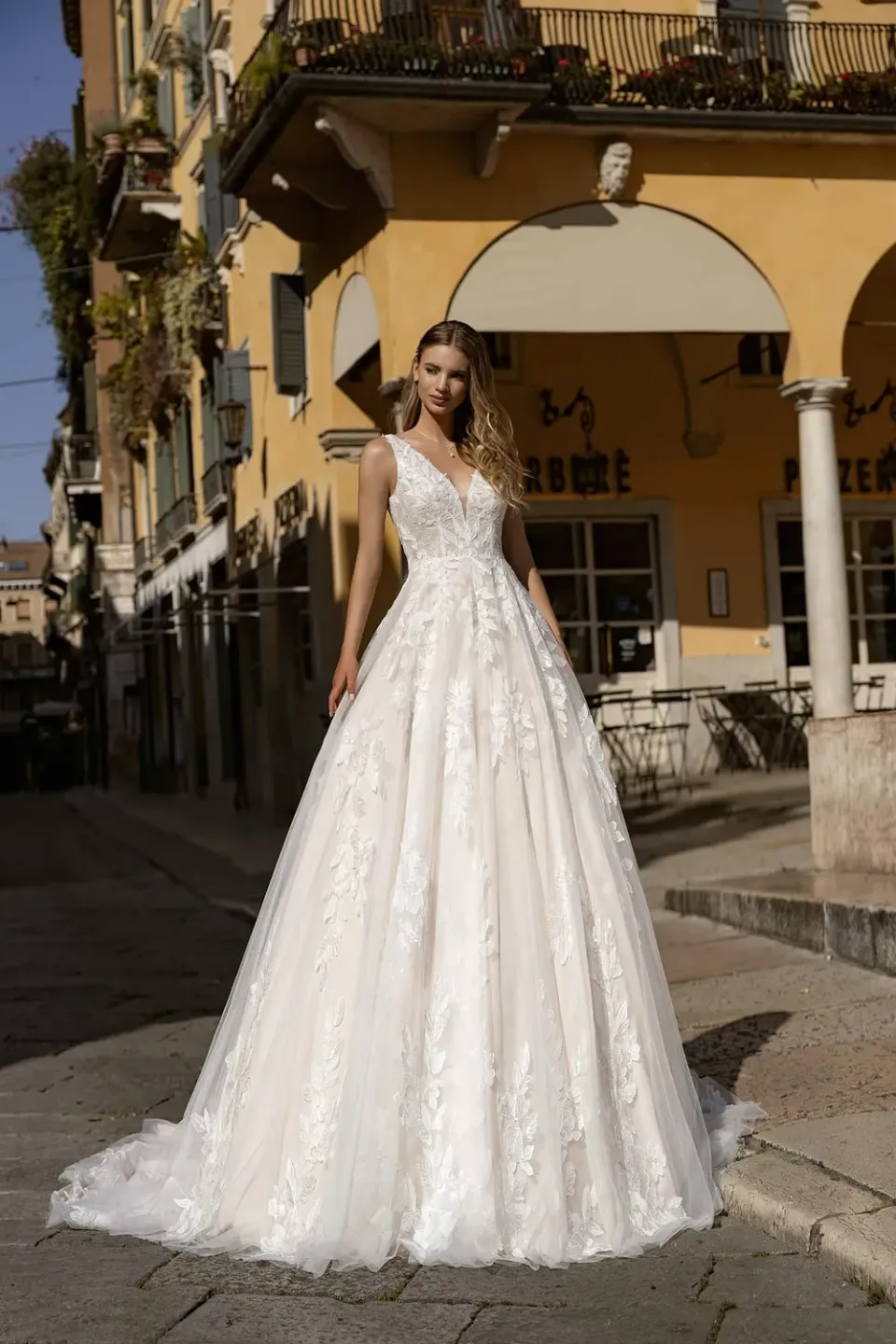 Bella by Eglantine BEL22427 brudekjole
