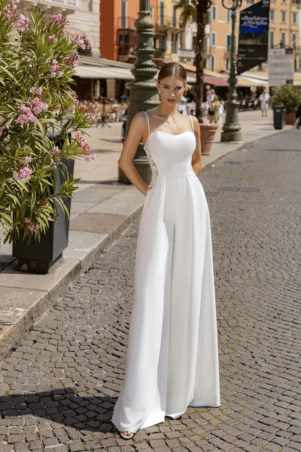 Bella by Eglantine BEL22408 brudekjole tidløs