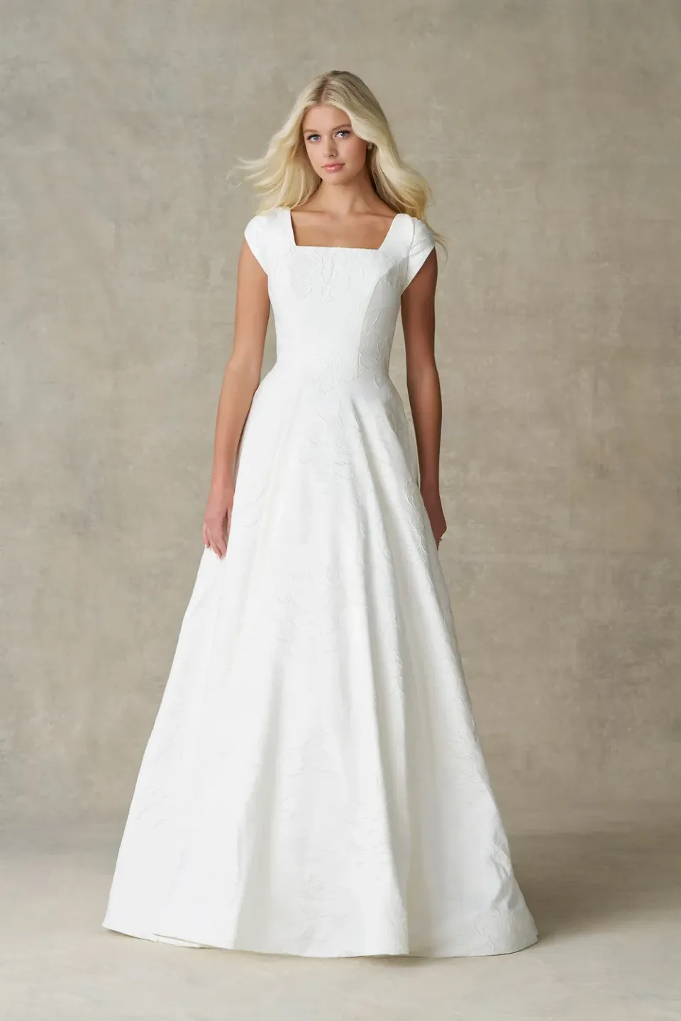 Allure Bridal Modest M804NC brudekjole Ivory jacquard