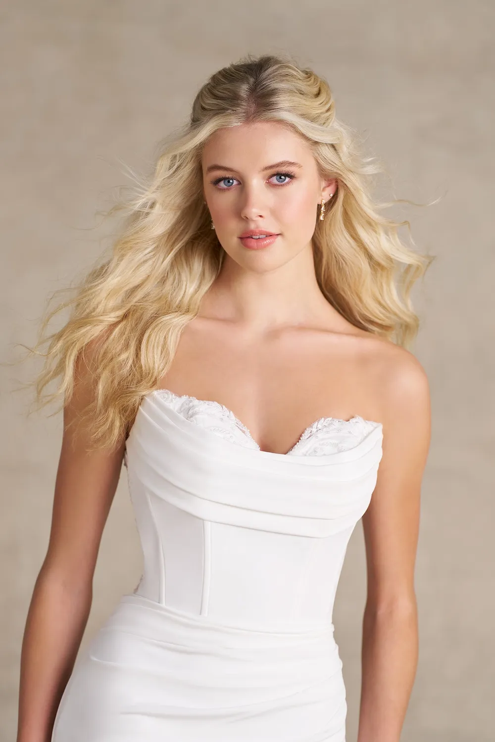 Allure Bridal Romance R3989NC brudekjole crepe ivory
