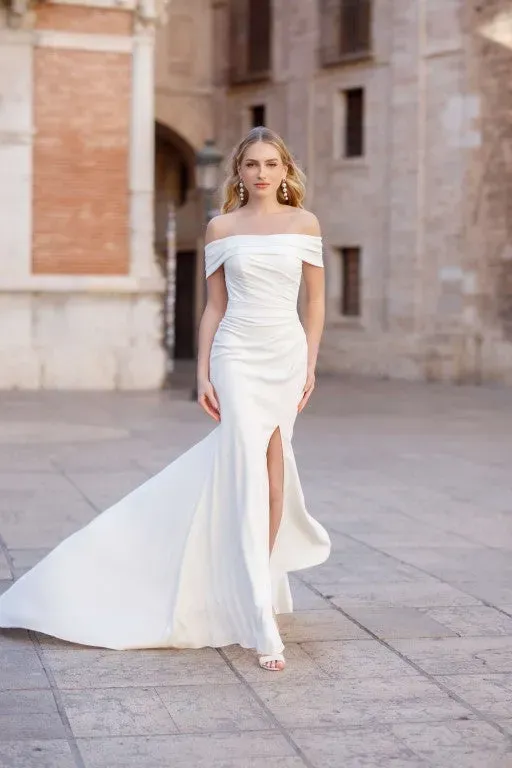 Princesa La Princessa Silver brudekjole med off-shoulder og slæb