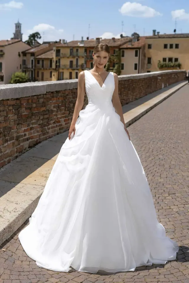 Bella by Eglantine BEL22432 brudekjole til bryllup