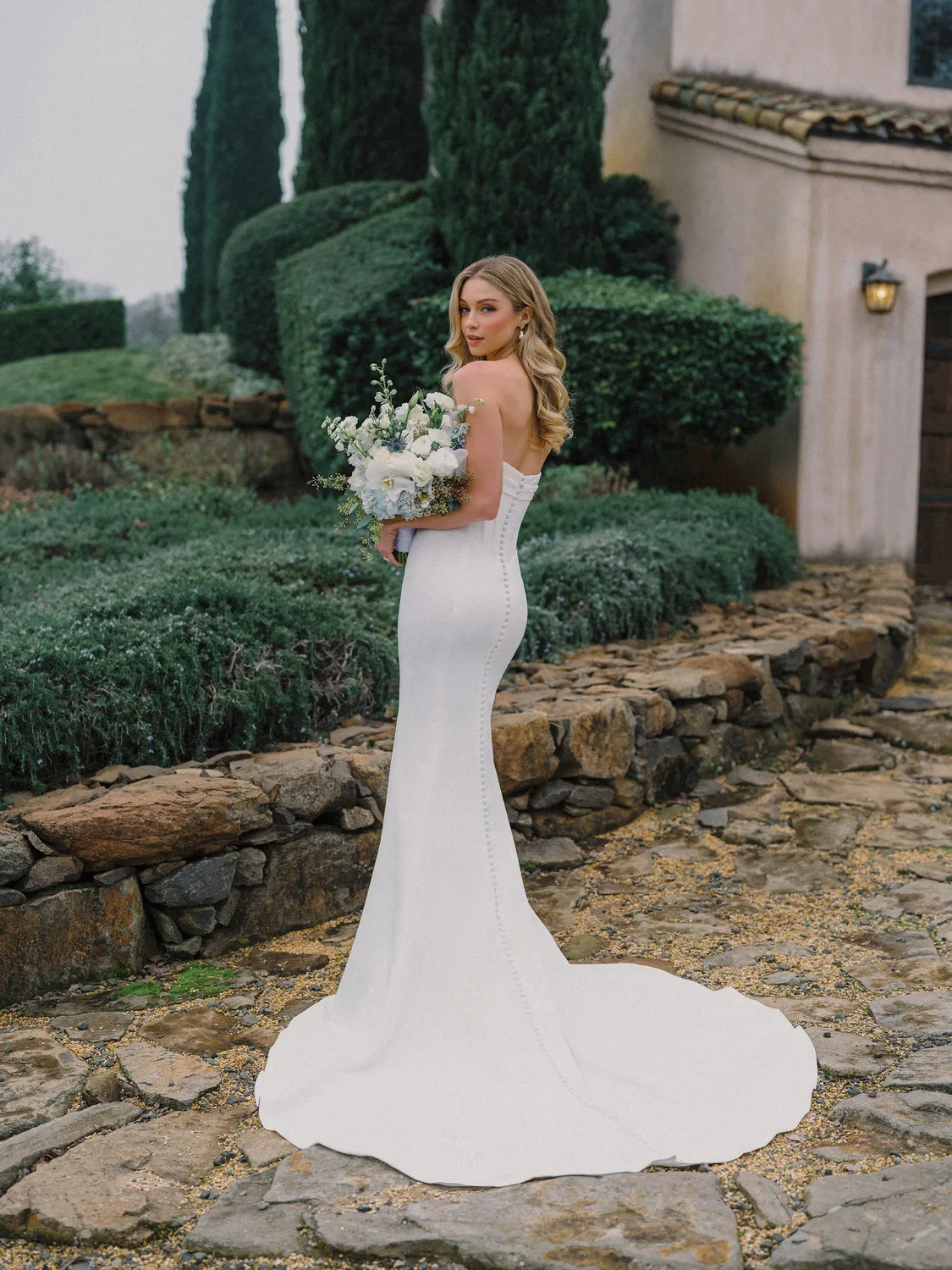 Allure Bridal A1496 brudekjole ivory i crepe med basque-talje